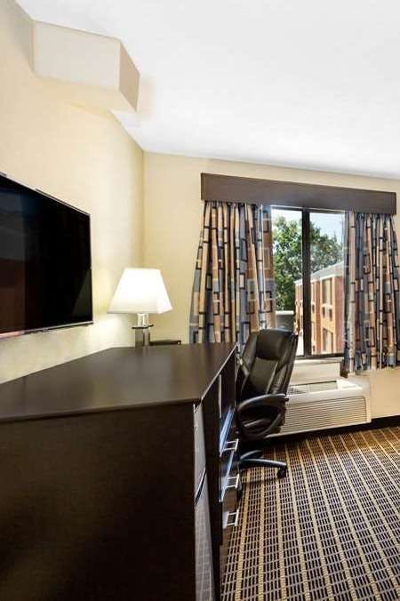 Hotel Baymont by Wyndham Mukwonago photo 3