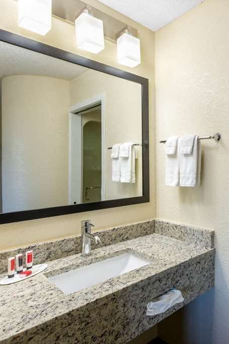 Hotel Baymont by Wyndham Mukwonago photo 4