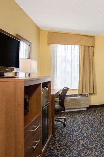 Hotel Days Inn by Wyndham Raleigh-Airport photo 3