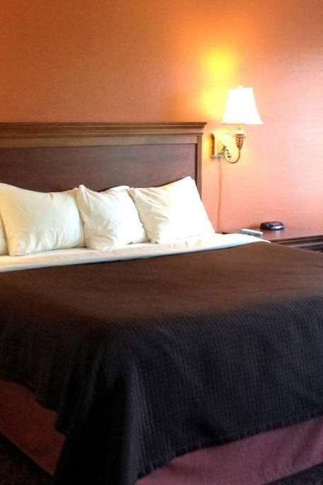 Hotel AmericInn by Wyndham Forest Lake photo 1