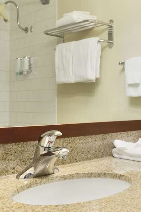 Hotel Ramada by Wyndham Belleville Harbourview Conference Centre photo 5