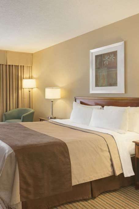 Hotel Ramada by Wyndham Belleville Harbourview Conference Centre photo 2