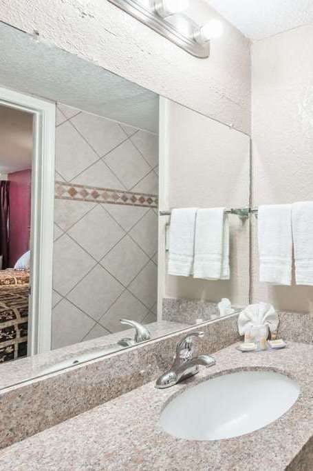 Hotel Days Inn San An Splashtown/ATT photo 4