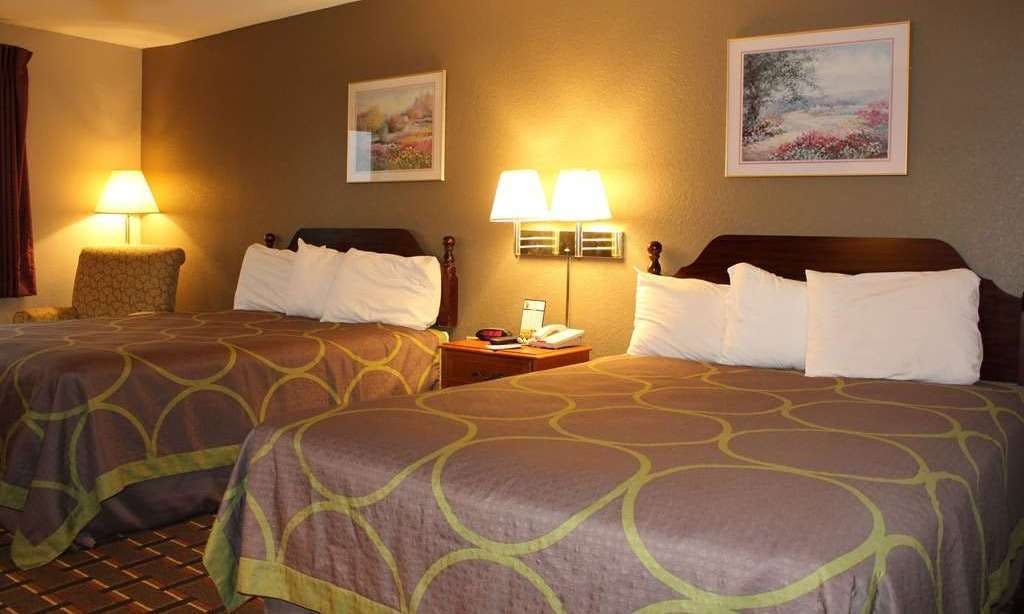 Super 8 by Wyndham Valparaiso