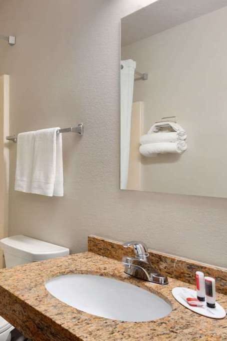 Hotel Travelodge by Wyndham Jefferson City photo 3