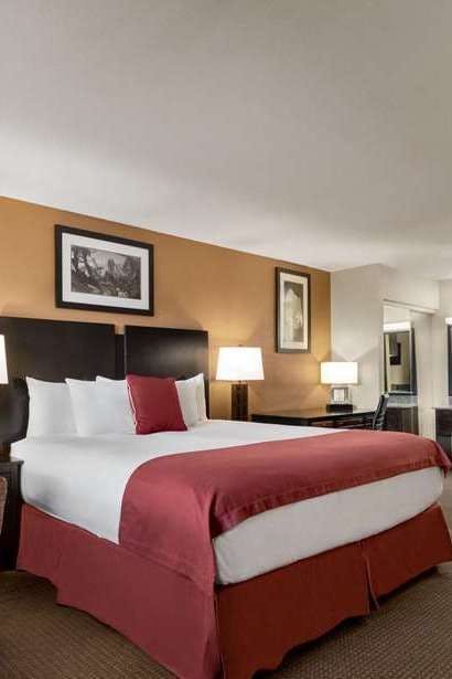 Hotel Baymont by Wyndham Cortez photo 1