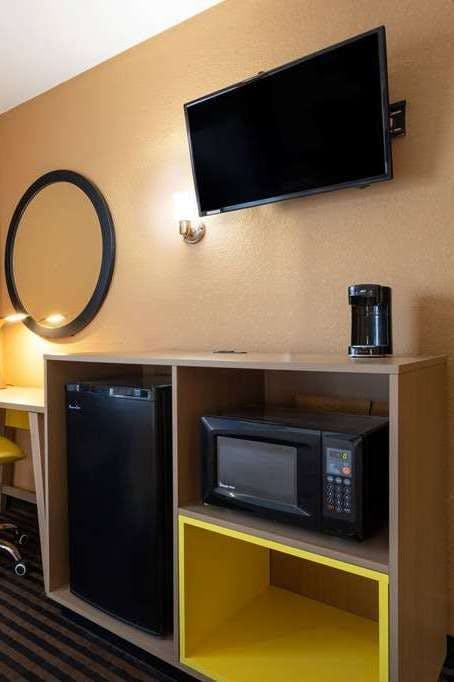 Hotel Days Inn by Wyndham Anderson IN photo 3