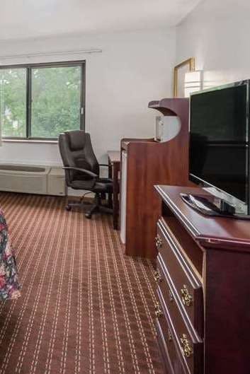 Hotel Days Inn by Wyndham Stoughton WI. photo 4