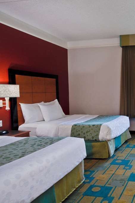 Hotel La Quinta Inn & Suites by Wyndham USF (Near Busch Gardens) photo 2