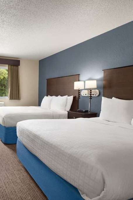 Hotel Baymont by Wyndham Owatonna photo 2