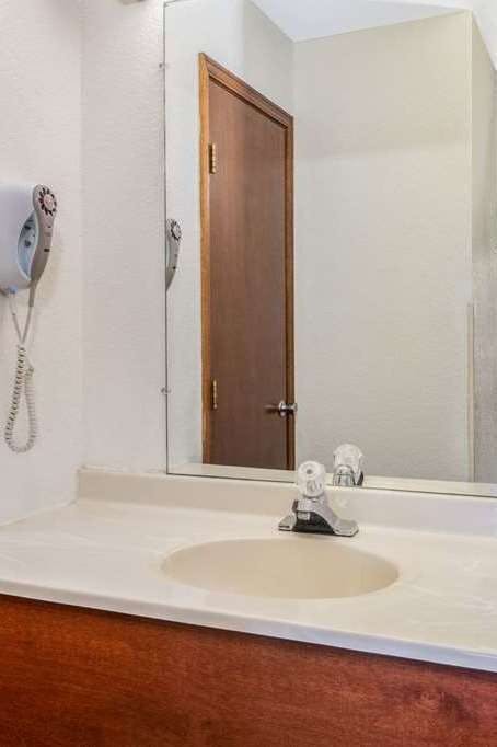 Hotel Super 8 by Wyndham Goodland photo 4