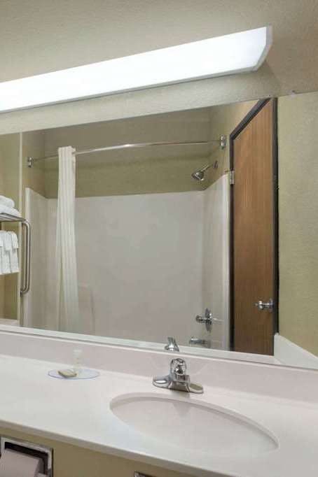 Hotel Super 8 by Wyndham Lees Summit photo 4