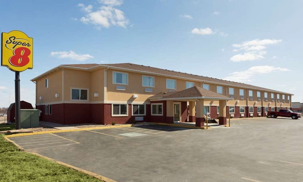 Super 8 by Wyndham Lees Summit