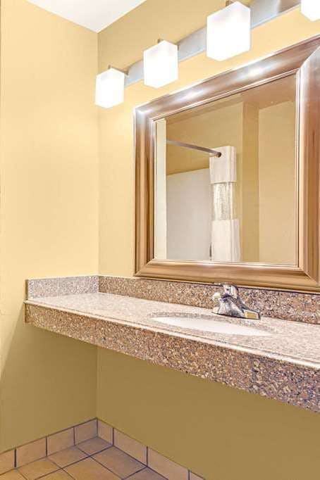 Hotel Days Inn by Wyndham Oklahoma City photo 4