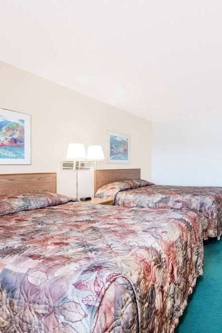 Hotel Super 8 by Wyndham Belle Fourche SD photo 3