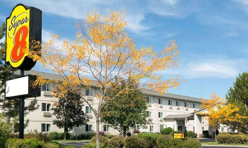 Super 8 by Wyndham Redmond