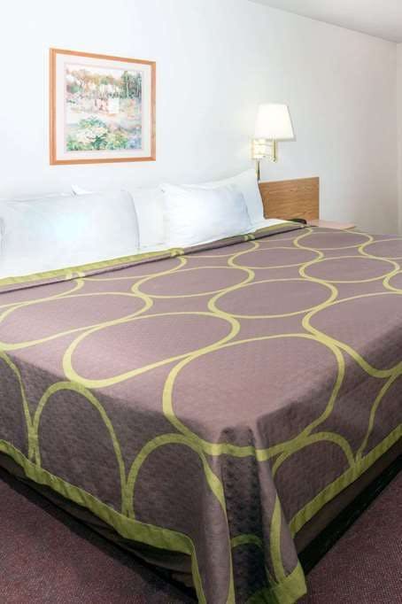 Hotel Super 8 by Wyndham Redmond photo 1