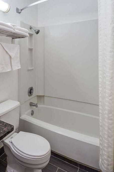 Hotel Super 8 by Wyndham Janesville photo 5