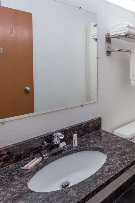 Hotel Super 8 by Wyndham Janesville photo 4