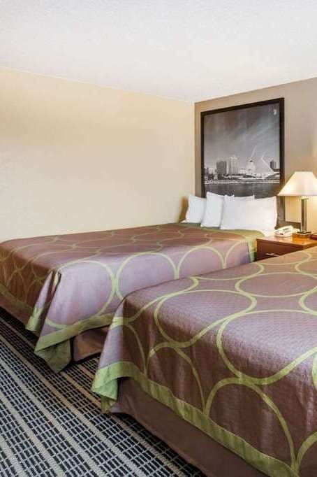 Hotel Super 8 by Wyndham Janesville photo 2