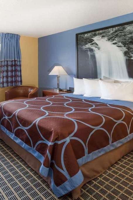 Hotel Super 8 by Wyndham Janesville photo 1