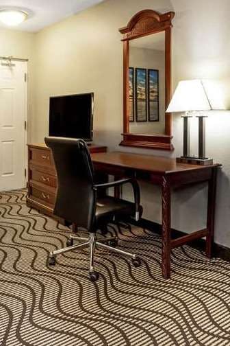 Hotel La Quinta Inn by Wyndham Sandusky near Cedar Point photo 4