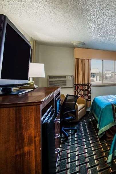 Hotel Super 8 Pueblo CO photo 4