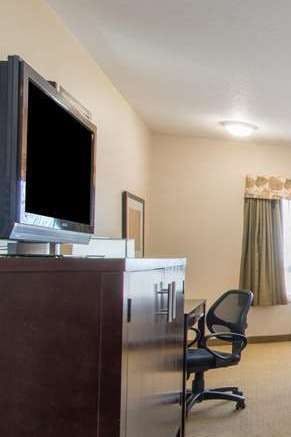 Hotel Ramada by Wyndham Wainwright photo 3