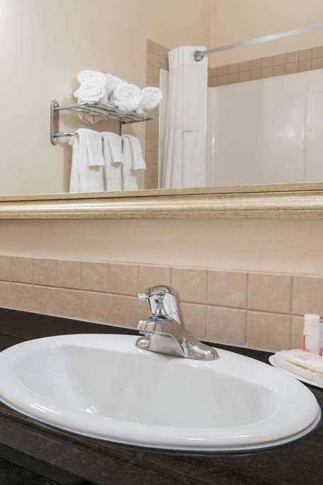 Hotel Ramada by Wyndham Wainwright photo 4