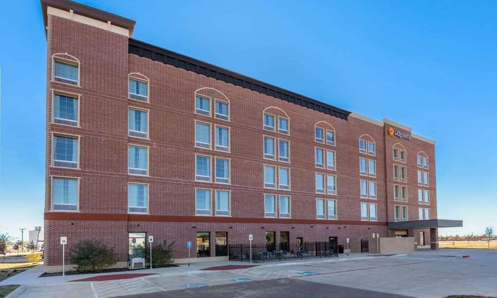 La Quinta Inn & Suites by Wyndham Dallas - Frisco Stadium