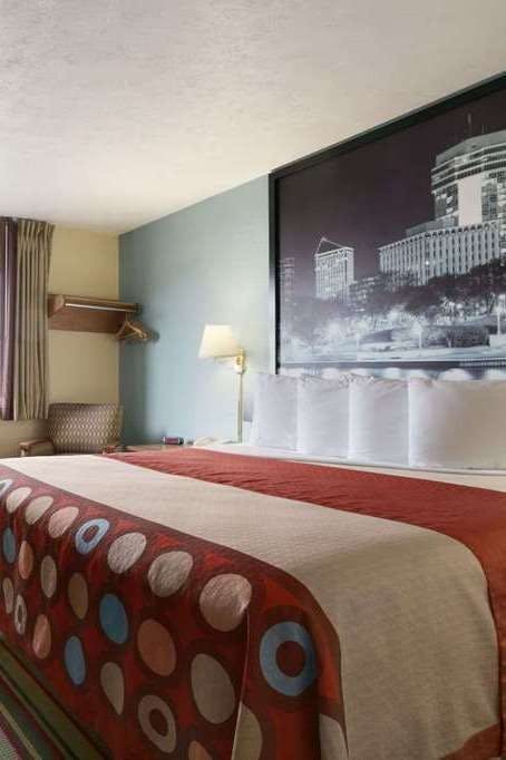 Hotel Super 8 by Wyndham Park City/North Wichita Area photo 1