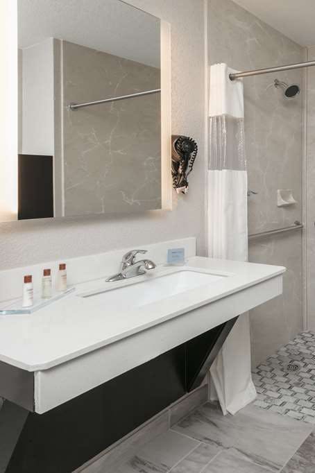 Hotel Wingate by Wyndham Dallas Love Field photo 4