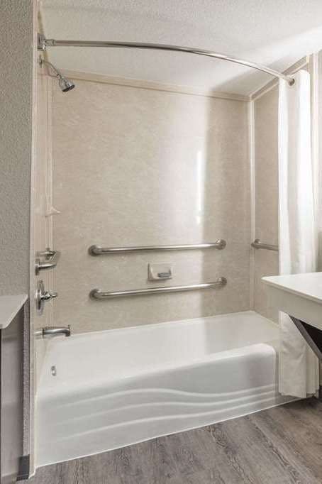 Hotel Wingate by Wyndham Dallas Love Field photo 5