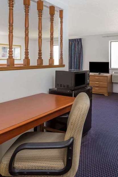 Hotel Super 8 by Wyndham Pontiac photo 3