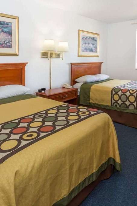 Hotel Super 8 by Wyndham Pontiac photo 2