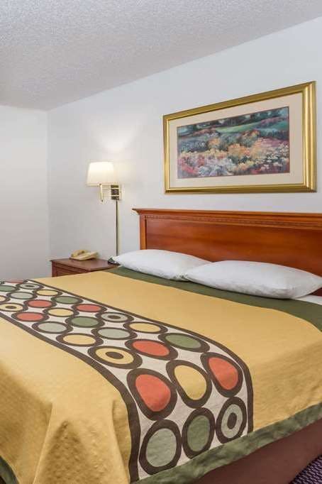 Hotel Super 8 by Wyndham Pontiac photo 1