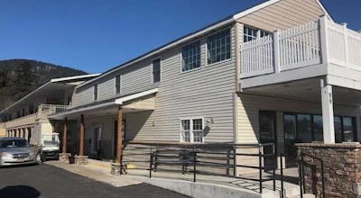 Howard Johnson by Wyndham Lake George