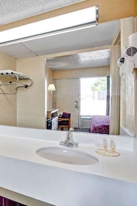 Hotel Days Inn by Wyndham Louisville Airport Fair and Expo Center photo 4