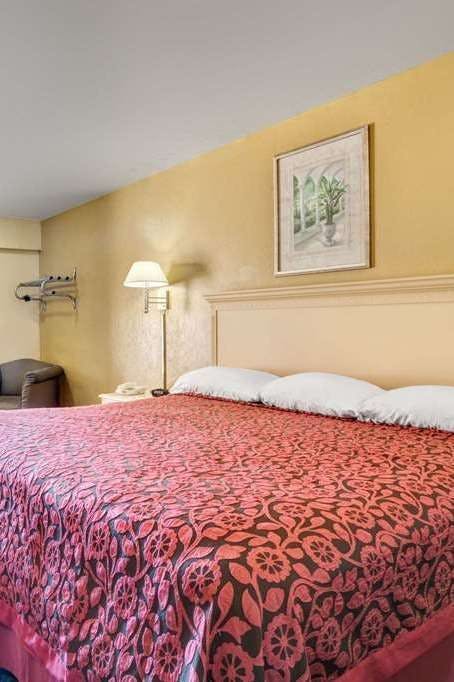 Hotel Days Inn by Wyndham Louisville Airport Fair and Expo Center photo 2