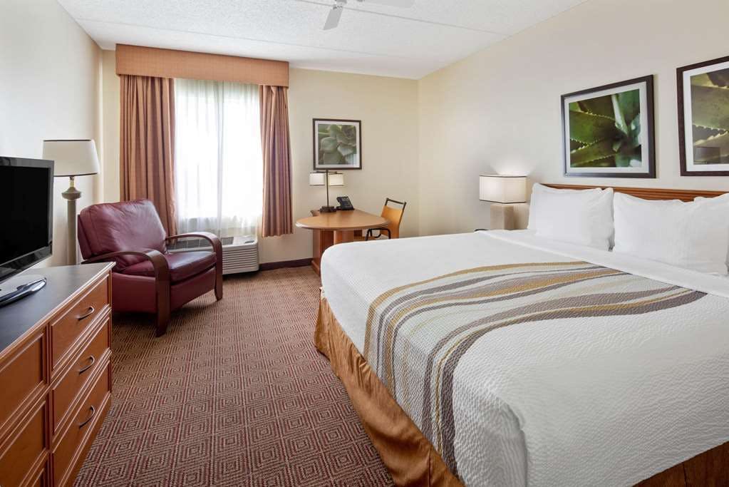 Hotel La Quinta Inn & Suites by Wyndham Sawgrass photo 4