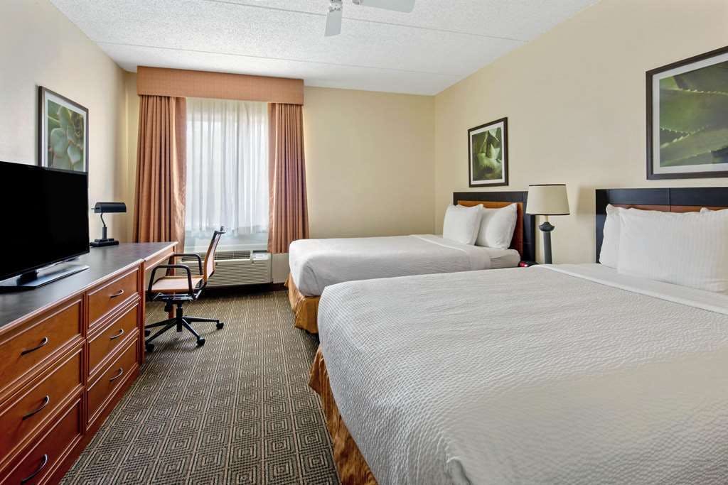Hotel La Quinta Inn & Suites by Wyndham Sawgrass photo 2