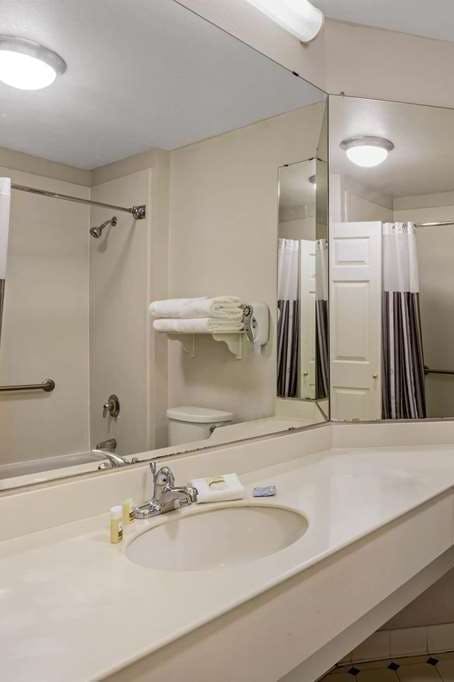 Hotel La Quinta Inn Ste Winston Salm photo 5