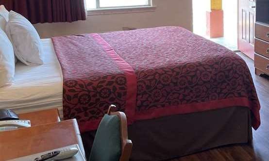 Days Inn & Suites by Wyndham Marshall