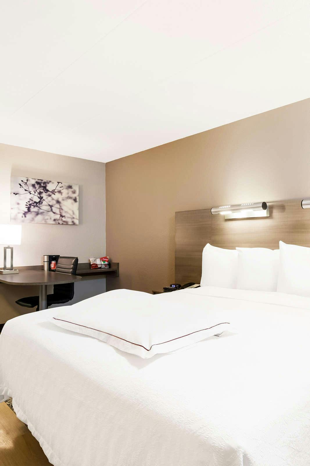 Hotel Red Roof PLUS+ Chicago - Naperville photo 3