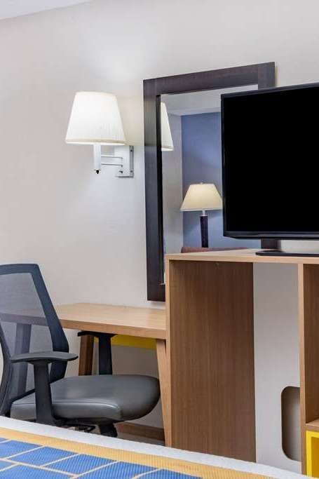 Hotel Days Inn & Suites by Wyndham Savannah Midtown photo 3