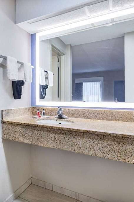 Hotel Days Inn & Suites by Wyndham Savannah Midtown photo 4