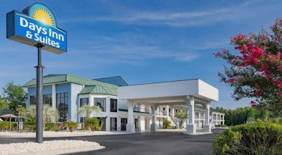 Days Inn & Suites by Wyndham Savannah Midtown