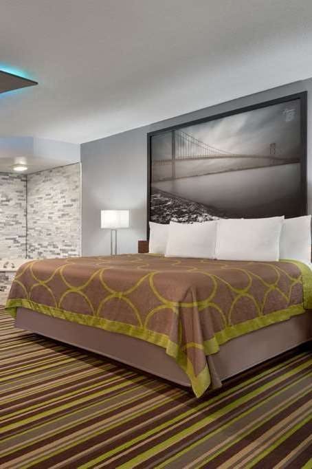 Hotel Super 8 by Wyndham Windsor/Dougall photo 1