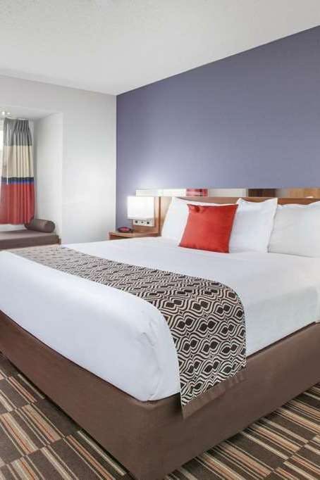 Hotel Microtel Inn & Suites by Wyndham Pittsburgh Airport photo 1