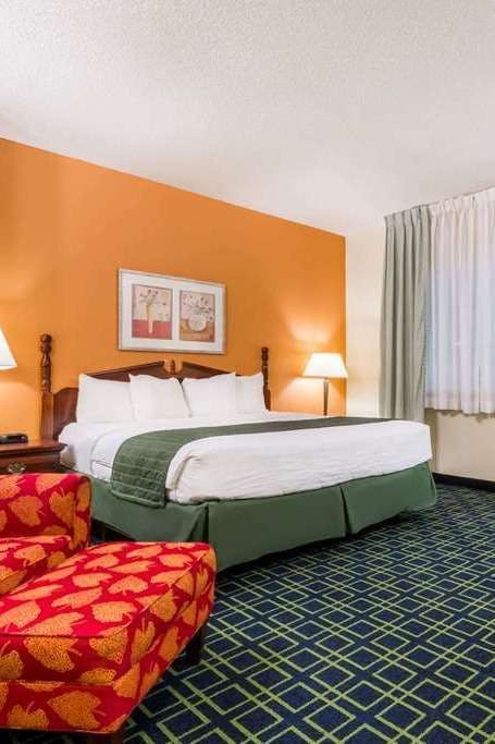 Hotel Baymont by Wyndham Greensburg photo 1